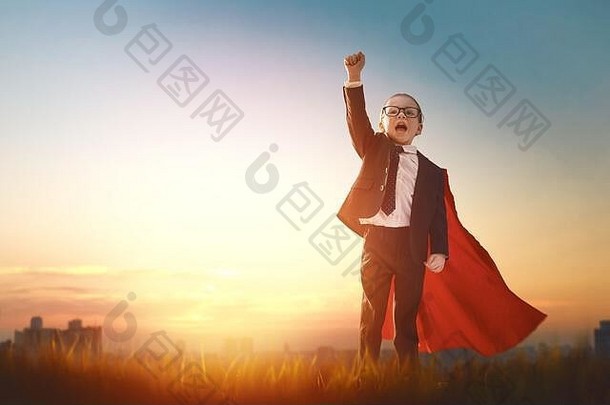 超级英雄商人孩子日落背景概念成功领导胜利教育