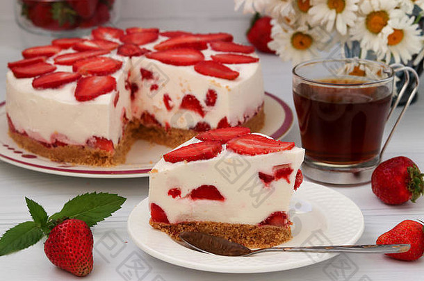 蛋糕草莓烘焙位于板白色背景一块蛋糕分别板