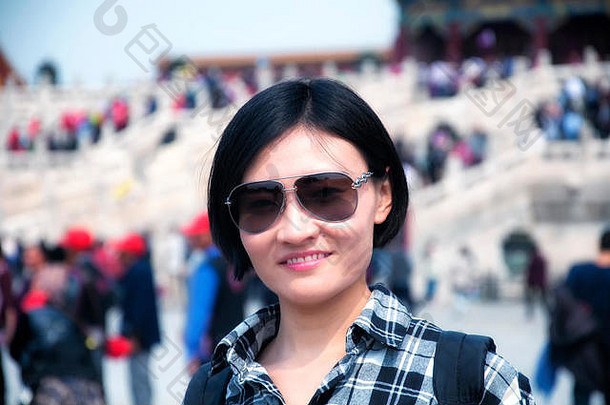 微笑中国人女人穿太阳镜背包<strong>黑色</strong>的白色格子衬衫被禁止的城市<strong>北京</strong>中国