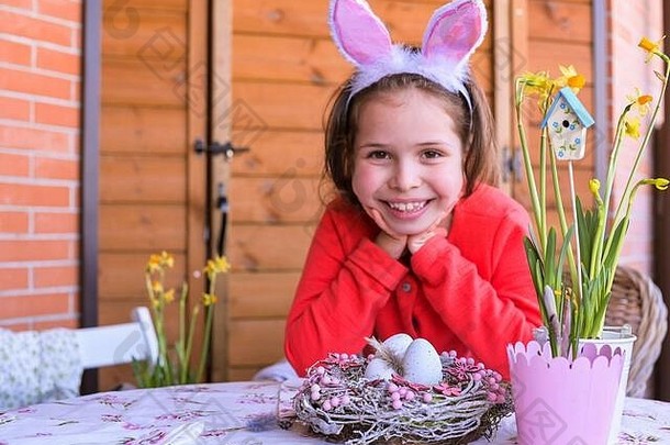 快乐的疯狂的女孩兔子兔子耳朵headat首页表格复活节装饰复活节绘画鸡蛋眼睛复活节假期概念复制空间