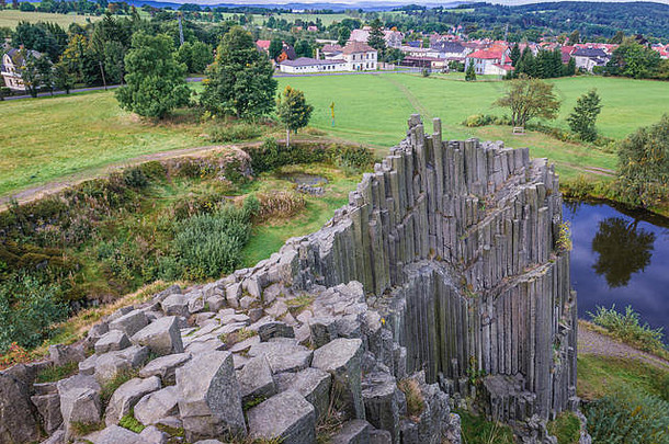 空中视图柱状有关节的玄武岩岩石形成被称为潘斯卡规模主的岩石管器官kamenickysenov小镇捷克共和国