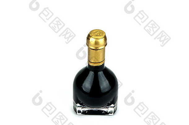传统的意大利香醋内部特殊的瓶孤立的白色背景