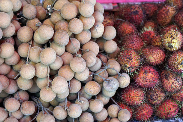 传统的泰国街食物新鲜的水果