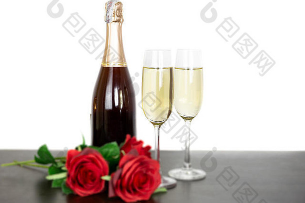 香槟瓶眼镜红色的玫瑰花孤立的白色背景