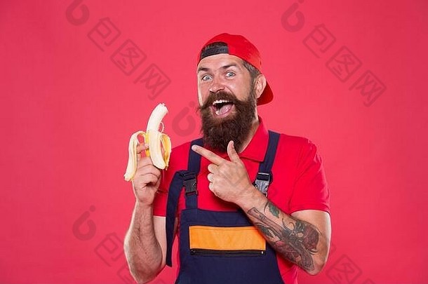 新鲜的维生素午餐时间有胡子的男人。统一的帽吃香蕉工人构建器机械师吃香蕉新鲜的水果生活健康的生活美味的食物咬香蕉饿了赶时髦的人最喜欢的零食