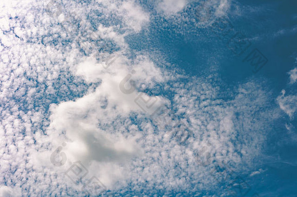 蓝色的天空云特写镜头自然景观