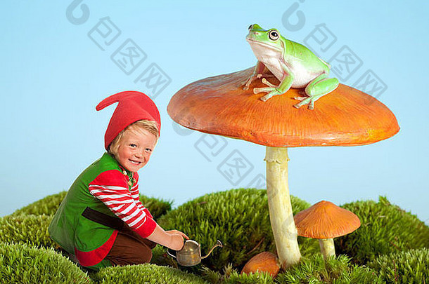 男孩穿着花园Gnome青蛙羊肚菌童话