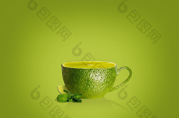 杯茶薄荷石灰片绿色背景