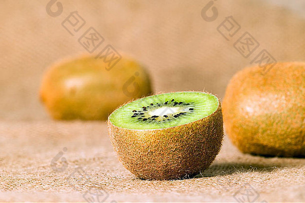 绿色水果猕猴桃减少棕色（的）背景食物概念