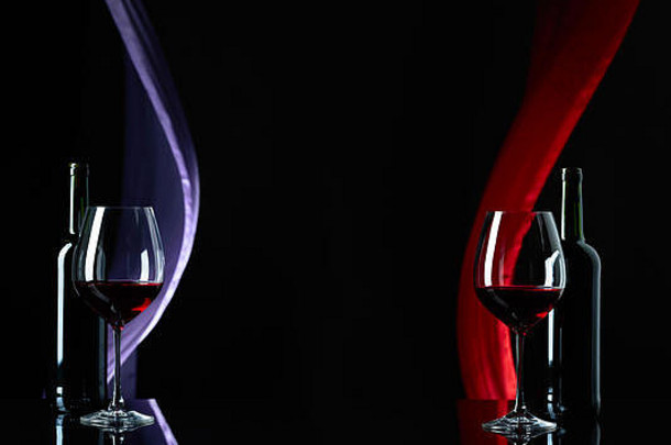 红色的酒黑色的反光背景缎窗帘收敛了风复制空间