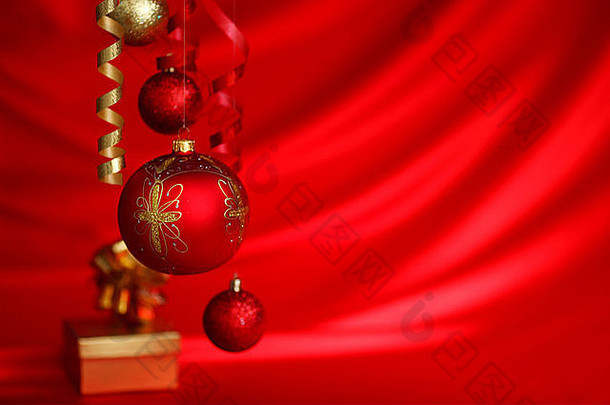 圣诞节球红色的缎背景