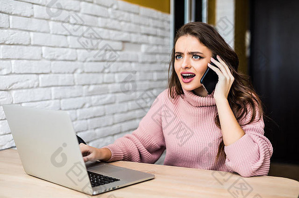 愤怒的女人移动PC咨询电话客户服务房间房子室内