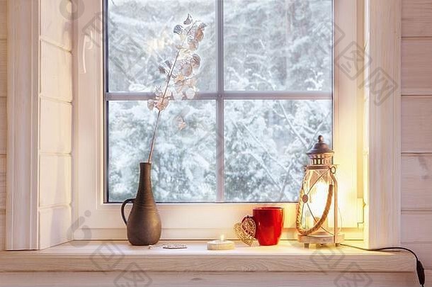 节日灯笼红色的杯子心木窗口窗台上冬天在室内