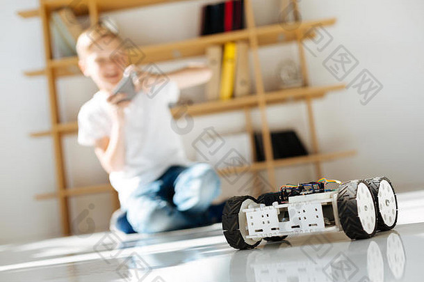 男孩测试机器人车辆玩具