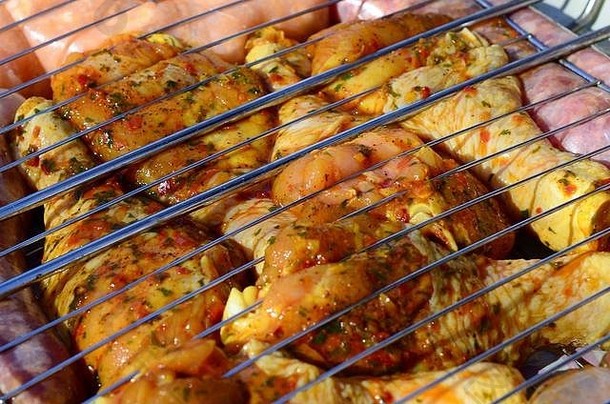 美味的鸡腿花园烧烤腌制鸡腿热烧烤木炭烧烤好零食户外周末聚会，派对野餐