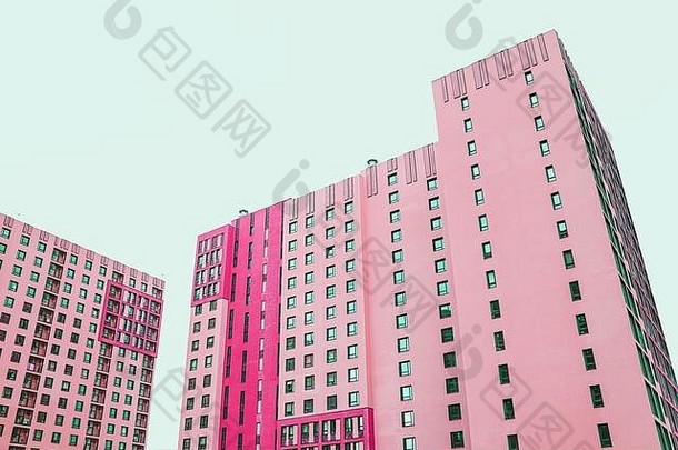 现代高层粉红色的房子