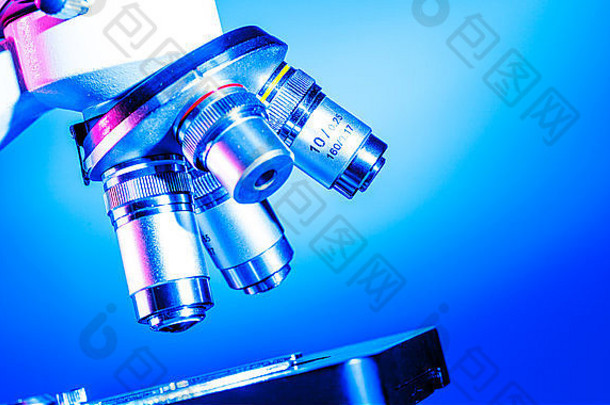 科学显微镜镜头蓝色的背景显微镜仪器小对象