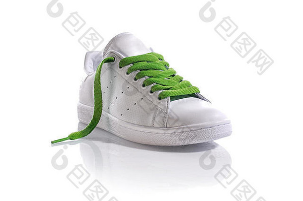 白色运动鞋绿色鞋带白色背景