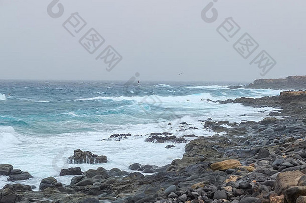 黑色的岩石海岸线兰斯洛特西班牙风风暴引起的海喷雾波打击海岸线
