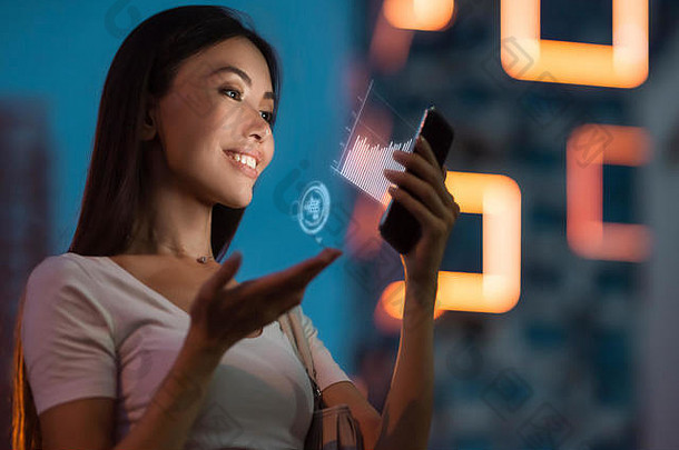 年轻的美丽的亚洲女人创新技术应用程序聪明的电话监控销售分析