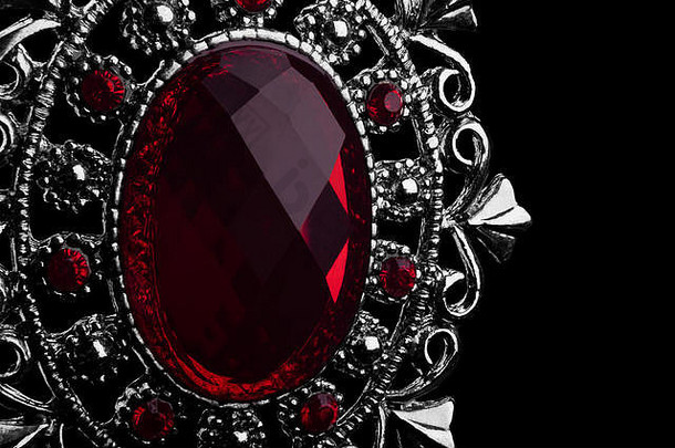 宏图像期间红色的宝石黑色的背景
