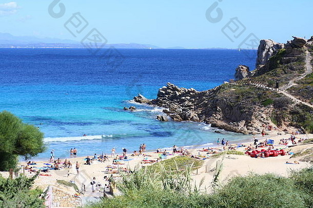 假期游客享受桑迪海滩放松<strong>太阳图片</strong>完美的海滩丽娜白色撒丁岛意大利