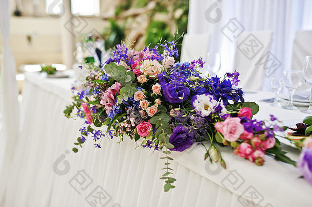 紫罗兰色的紫色的花太棒了婚礼表格