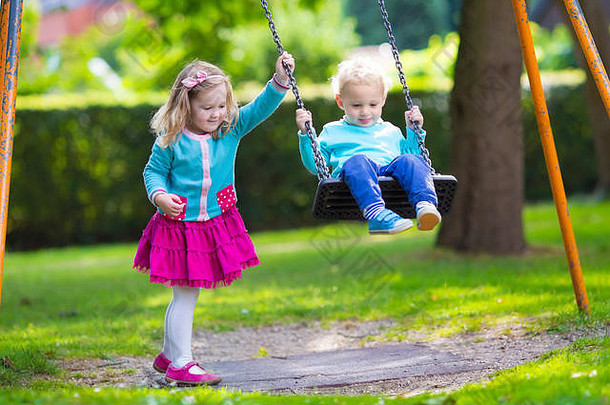 男孩女孩操场上孩子玩在户外夏天孩子们玩学校院子里快乐孩子幼儿园