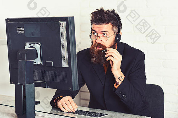 回应调用客户调用中心操作符工作有胡子的男人。工作办公室男人。长胡子耳机