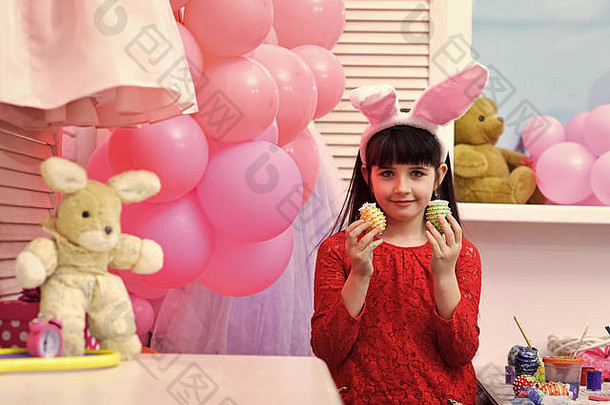 小女孩油漆手工制作的蛋聚会，派对气球