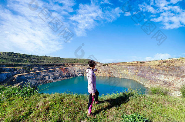 女人旅行享受开放坑矿业景观冒险旅行生活方式假期周末