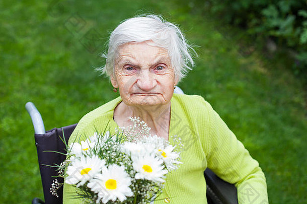 上了年纪的女人痛苦痴呆疾病接收花生日