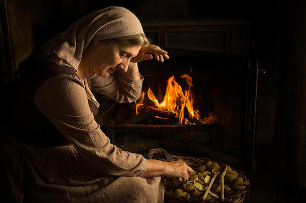 文艺复兴时期的主肖像农民女人剥土豆壁炉