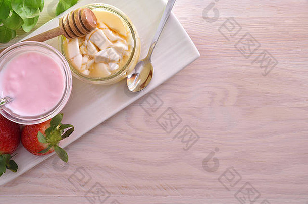草莓酸奶凝乳蜂蜜板木表格前视图水平作文