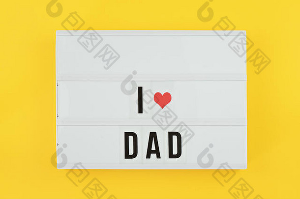 快乐父亲一天平躺lightbox文本爱爸爸黄色的背景红色的心问候卡庆祝父亲的一天