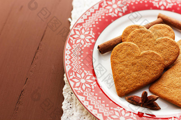 姜饼心形的饼干肉桂棒茴香星星红色的板