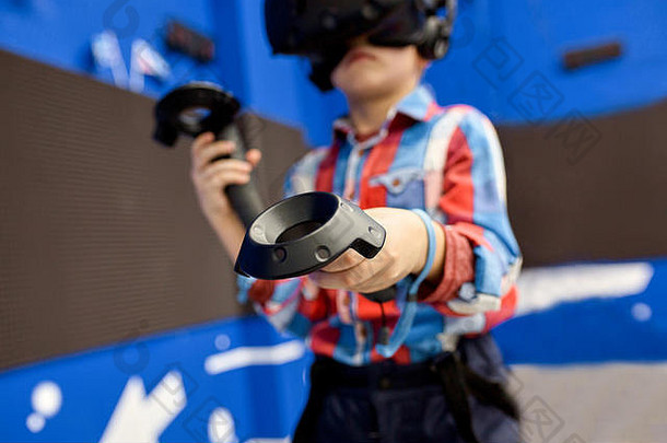 现代技术游戏人概念男孩虚拟现实耳机眼镜玩电子游戏游戏中心