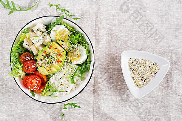 健康的绿色素食者佛碗午餐鸡蛋大米番茄鳄梨蓝色的奶酪表格趋势厨房前视图平躺
