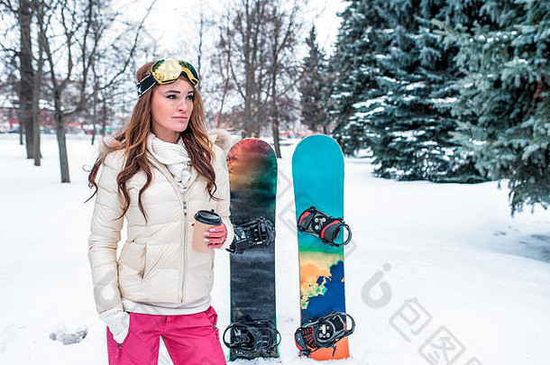女孩运动服装冬天度假胜地背景雪云杉滑雪板滑雪杯咖啡<strong>茶</strong>眼镜滑雪滑雪度假胜地免费的