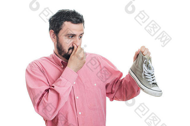 男人。持有脏臭鞋不愉快的气味臭