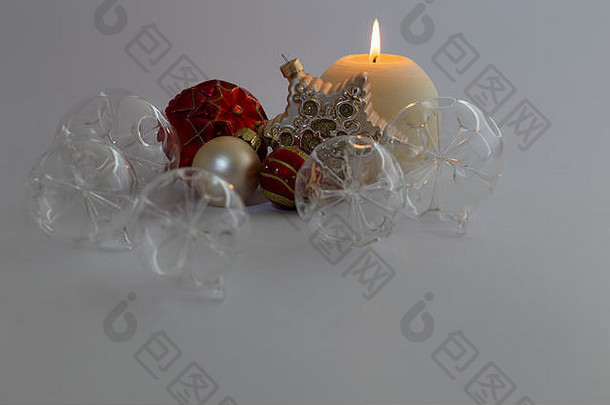 生活美丽的装饰透明的红色的圣诞节玻璃球轮缎彩色的燃烧蜡烛缎明星点缀灰色的