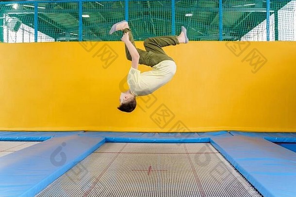 十几岁的男孩跳蹦床公园体育运动中心