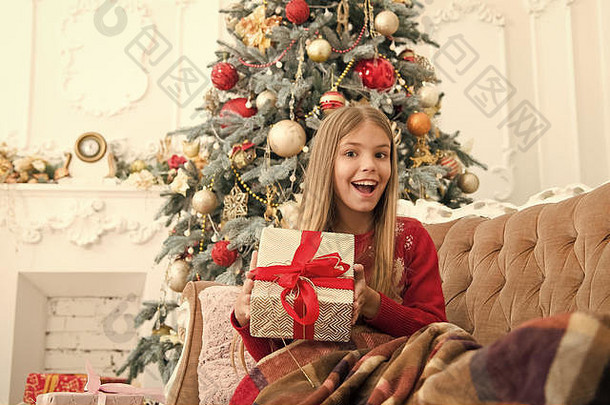 圣诞节未来早....圣诞节女孩<strong>快</strong>乐一年冬天圣诞节在线购物家庭假期圣诞节树礼物孩子享受假期