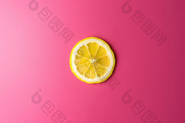 单片柠檬孤立的粉红色的背景照亮软光