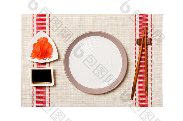 空轮白色板筷子寿司我是酱汁姜寿司席背景前视图复制空间设计