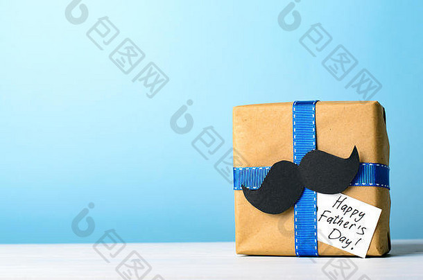 礼物盒子胡子蓝色的背景现在父亲的一天概念