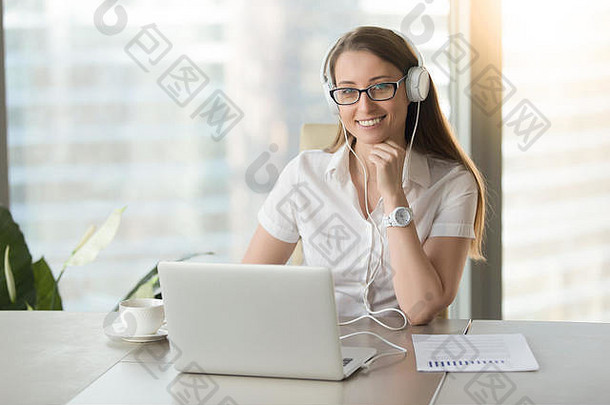 微笑女商人穿耳机移动PC摆姿势