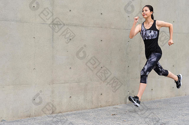 有吸引力的健身女人体育运动运行培训户外灰色墙背景假期早....幸福的健康的运动