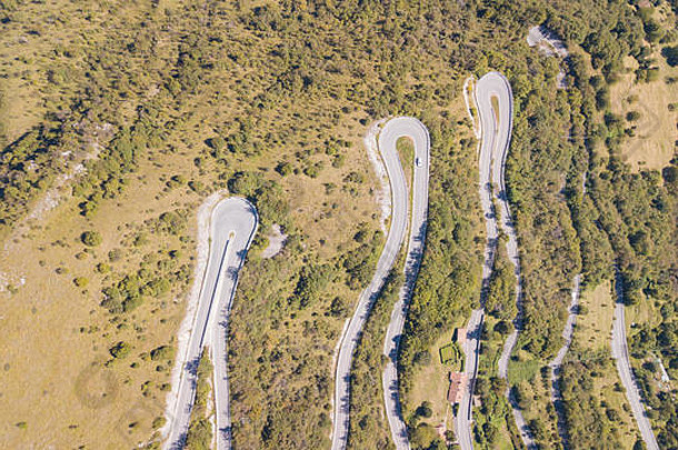 无人机空中视图山路意大利弯曲创建美丽的形状