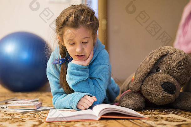年轻的女孩阅读孩子们的房间